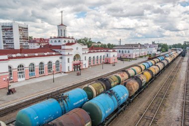 Yoshkar-Ola tren istasyonunda yakıt ve yağlayıcılarla tankların bileşimi.