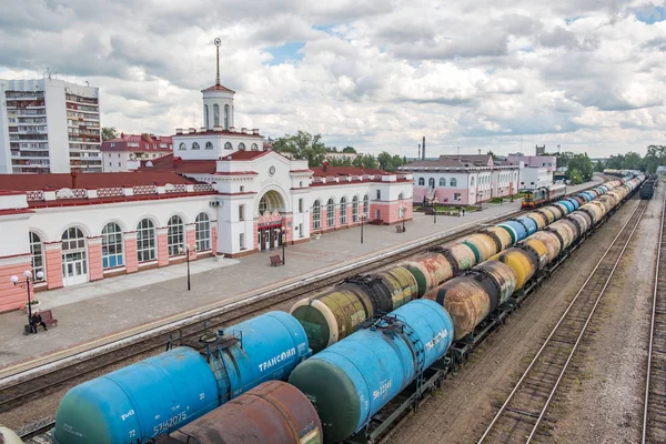 Yoshkar-Ola tren istasyonunda yakıt ve yağlayıcılarla tankların bileşimi.