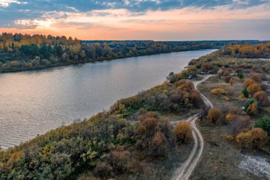 Hint yazı. Nehirde güzel bir gün batımı.