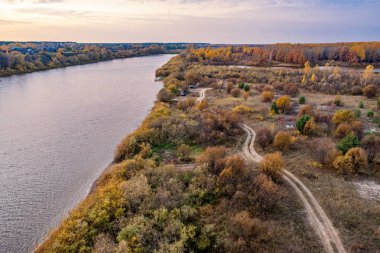 Hint yazı. Nehirde güzel bir gün batımı.