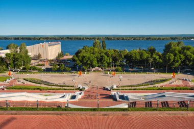 Meydandaki gözlem güvertesinden, Samara 'daki Volga nehri seti..
