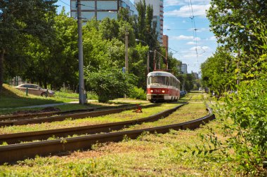 Samara tramvayı şehrin yerleşim bölgesinde yol boyunca gider..