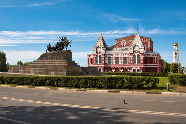 Pomnik Chapajewa Tle Teatru Dramatycznego Samarze — Zdjęcie stockowe