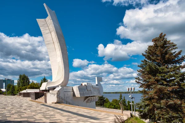 Samara 'daki tekne. Heykel kompozisyonu. Samara setinden Volga nehrinin manzarası.