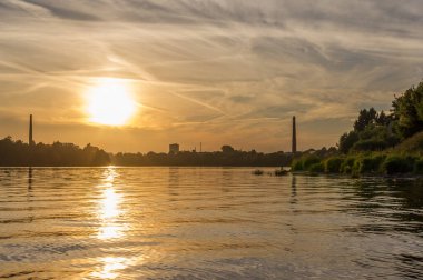 Nehirde gün batımı