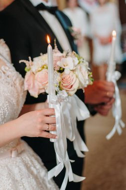 Gelin ve damat tutarak yakından düğün mum ışıklı