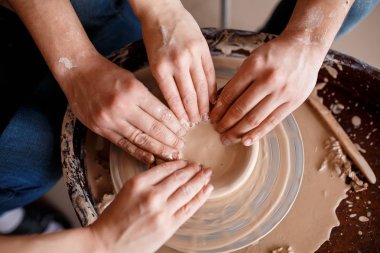 yaratıcı bir ortak tatil mutlu aile. birlikte Potter tekerlek ve heykel kil pot üzerinde çalışan aşk Romantik Çift
