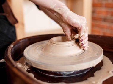 Eller bir çömlek tekerleği üzerinde yeni alet heykelcik