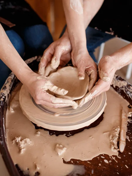 Famille heureuse en vacances créatives conjointes. couple romantique amoureux travaillant ensemble sur la roue de potier et sculpter pot d'argile — Photo