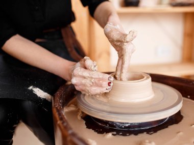 Eller bir çömlek tekerleği üzerinde yeni alet heykelcik