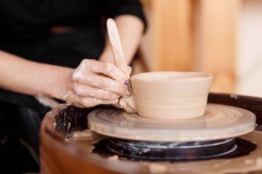 Eller bir çömlek tekerleği üzerinde yeni alet heykelcik