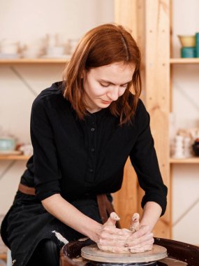 Eller bir çömlek tekerleği üzerinde yeni alet heykelcik