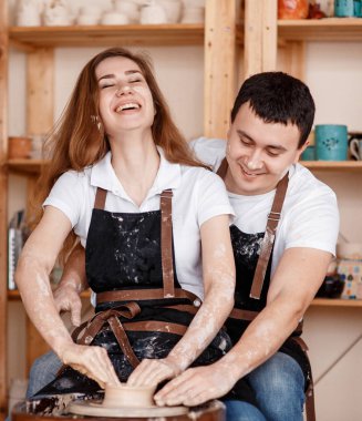 yaratıcı bir ortak tatil mutlu aile. birlikte Potter tekerlek ve heykel kil pot üzerinde çalışan aşk Romantik Çift