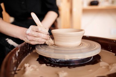 Eller bir çömlek tekerleği üzerinde yeni alet heykelcik