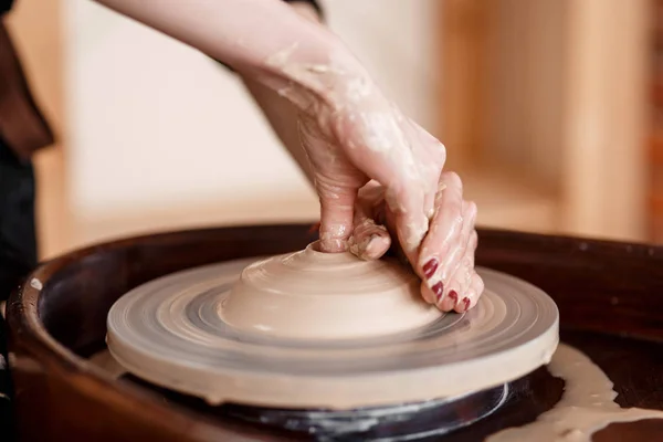 Les mains sculptent de nouveaux ustensiles sur une roue de poterie — Photo