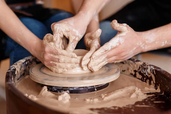 創造的な共同休暇で幸せ家族。愛でロマンチックなカップルポッターホイールと彫刻粘土鍋で一緒に働く — ストック写真