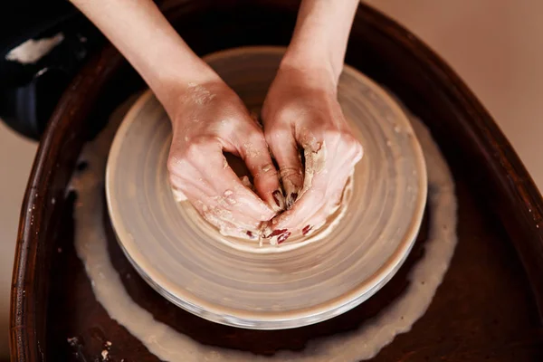 Hands sculpt new utensil on a pottery wheel — Stock Photo, Image