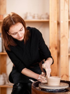 Eller bir çömlek tekerleği üzerinde yeni alet heykelcik