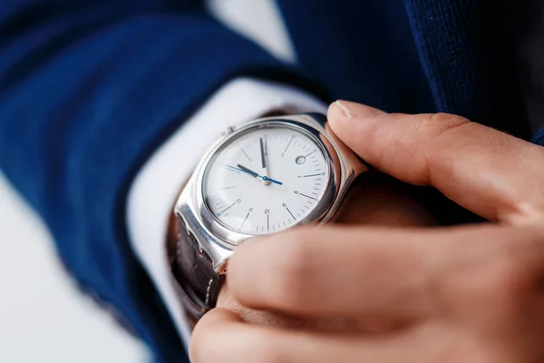 Hombre con un reloj — Foto de Stock