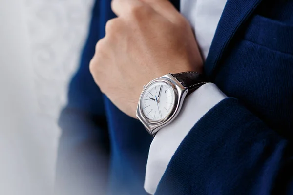 Uomo con orologio — Foto Stock