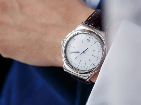 Man met een horloge — Stockfoto