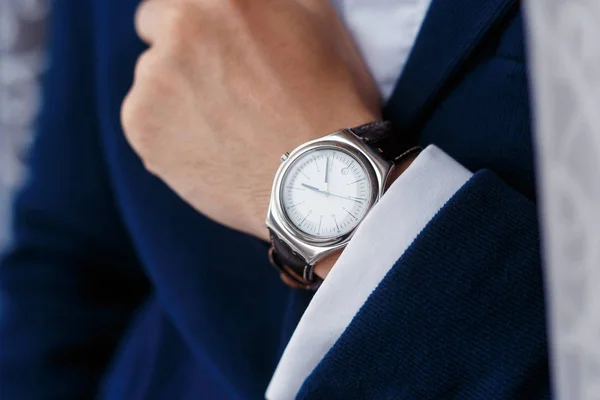 Homem com um relógio — Fotografia de Stock