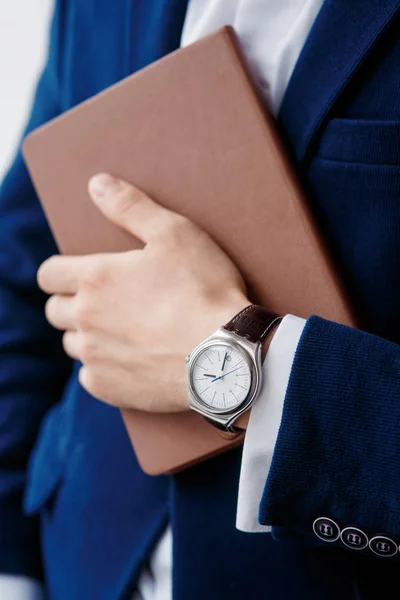 Main de l'homme d'affaires avec horloge gros plan — Photo