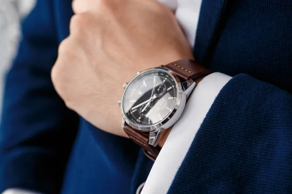 Uomo con orologio — Foto Stock