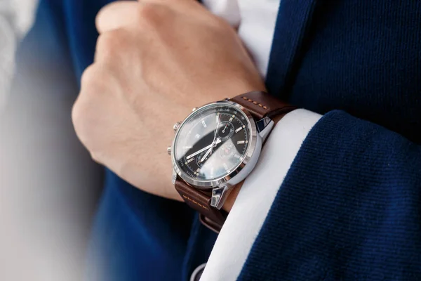 Uomo con orologio — Foto Stock