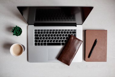 Bilgisayar klavyesi ve diğer ofis malzemeleriyle dolu beyaz ofis masası. Kopyalama alanı olan üst görünüm, düz yatay