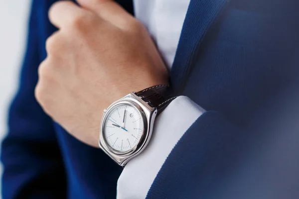 Hombre con un reloj — Foto de Stock