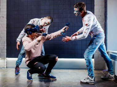 Konsept, zombiler hakkında video oyunları oynayan, sanal gerçeklik gözlüğü takan bir adam. Korkunç zombiler.