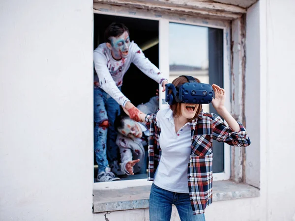 Conceito, a menina joga jogos de vídeo sobre zumbis, vestindo óculos de realidade virtual. maquiagem zumbi — Fotografia de Stock