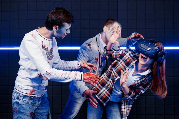 Concept, the girl plays video games about zombies, wearing virtual reality glasses. zombie makeup — Stock Photo, Image