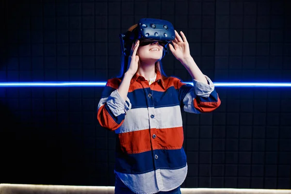 Young girl in a virtual reality helmet in the game room — Stock Photo, Image
