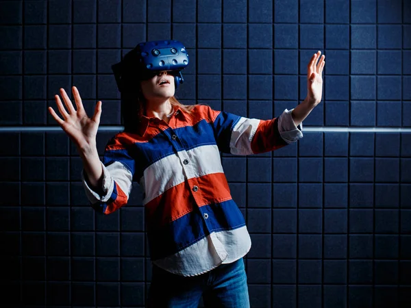 Menina em um capacete realidade virtual na sala de jogos — Fotografia de Stock