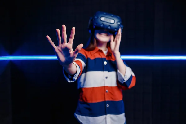 A menina está surpreso com o jogo em realidade virtual . — Fotografia de Stock
