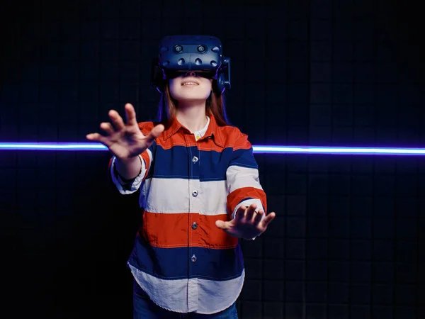 La ragazza è stupita del gioco in realtà virtuale . — Foto Stock