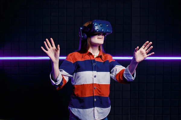 Menina em um capacete realidade virtual na sala de jogos — Fotografia de Stock