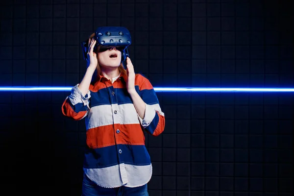 The girl is amazed at the game in virtual reality. — Stock Photo, Image