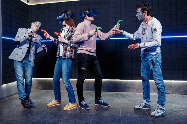 Young guy and girl   and zombies in a virtual reality club — Stock Photo, Image