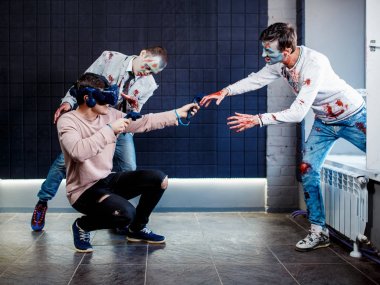 Konsept, zombiler hakkında video oyunları oynayan, sanal gerçeklik gözlüğü takan bir adam. Korkunç zombiler.