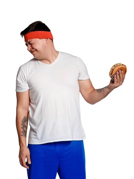 O gordo recusou comida de plástico. um homem enojado com hambúrgueres. a complexidade da dieta . — Fotografia de Stock