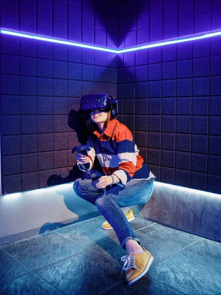 Girl in a virtual reality helmet scared — Stock Photo, Image