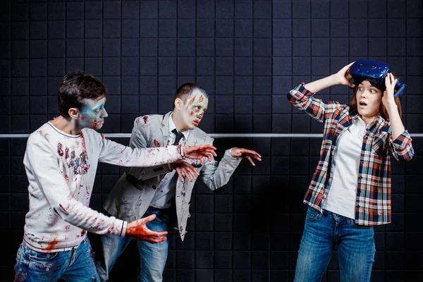 Jeune fille et zombies dans un club de réalité virtuelle — Photo
