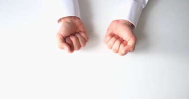 Doktor hasta için hap seçeneği verir. tedavi için ilaçların ağır seçimi.