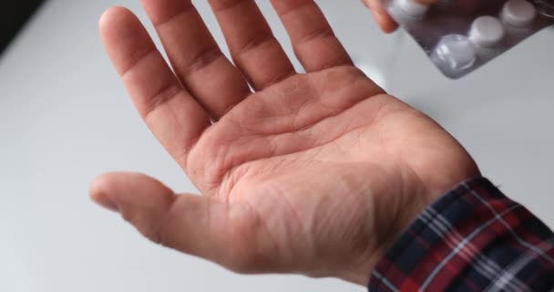 l'homme prend des médicaments. le patient prend les pilules avec un verre d'eau, sans visage 
