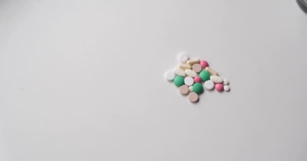 O homem está a tentar encontrar a pílula certa na morte. cair tentando tomar remédio da mesa — Vídeo de Stock