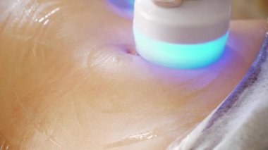 Donanım kozmetolojisi. Vücut bakımı. Spa tedavisi. Ultrason boşluğu, vücut hatları, tedavi. Kadın karşı çıkıyor.