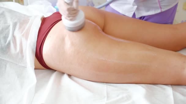 Traitement du corps : femme obtenant la procédure de levage rf à ses fesses. Forme parfaite fesses sur traitement anti-cellulite — Video
